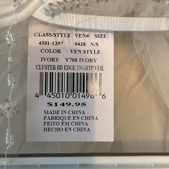 David's Bridal Ivory Cluster Beaded Edge Fingertip Wedding Veil - Picture 5 of 11